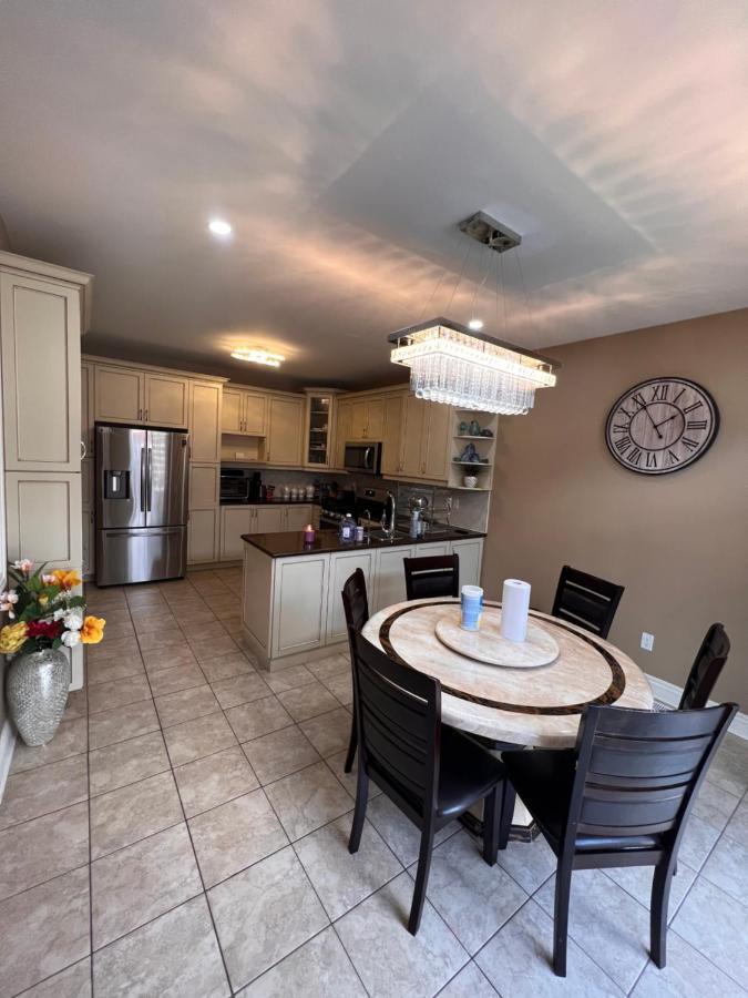 Spacious Detached In Brampton Exterior photo